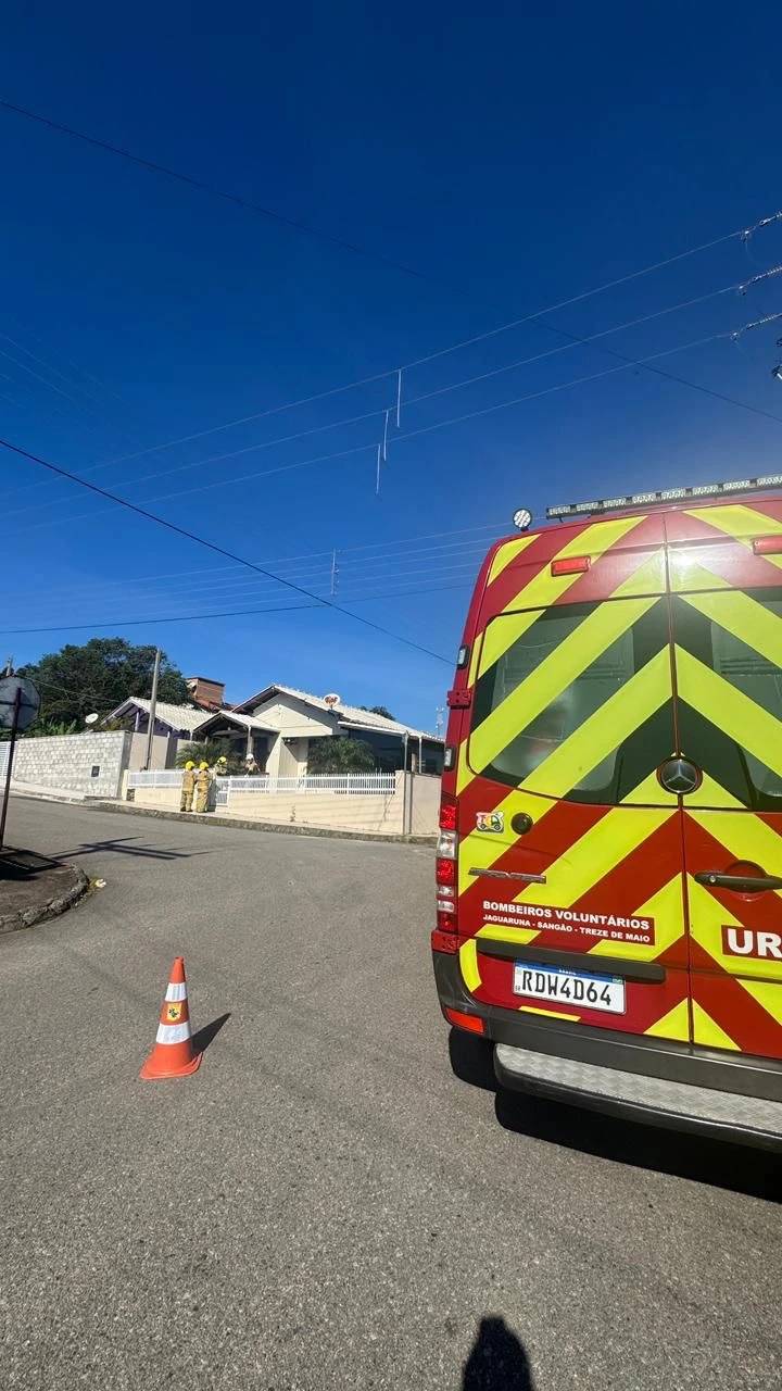 Moradores controlam incêndio em churrasqueira com apoio de caminhão-pipa — foto 1