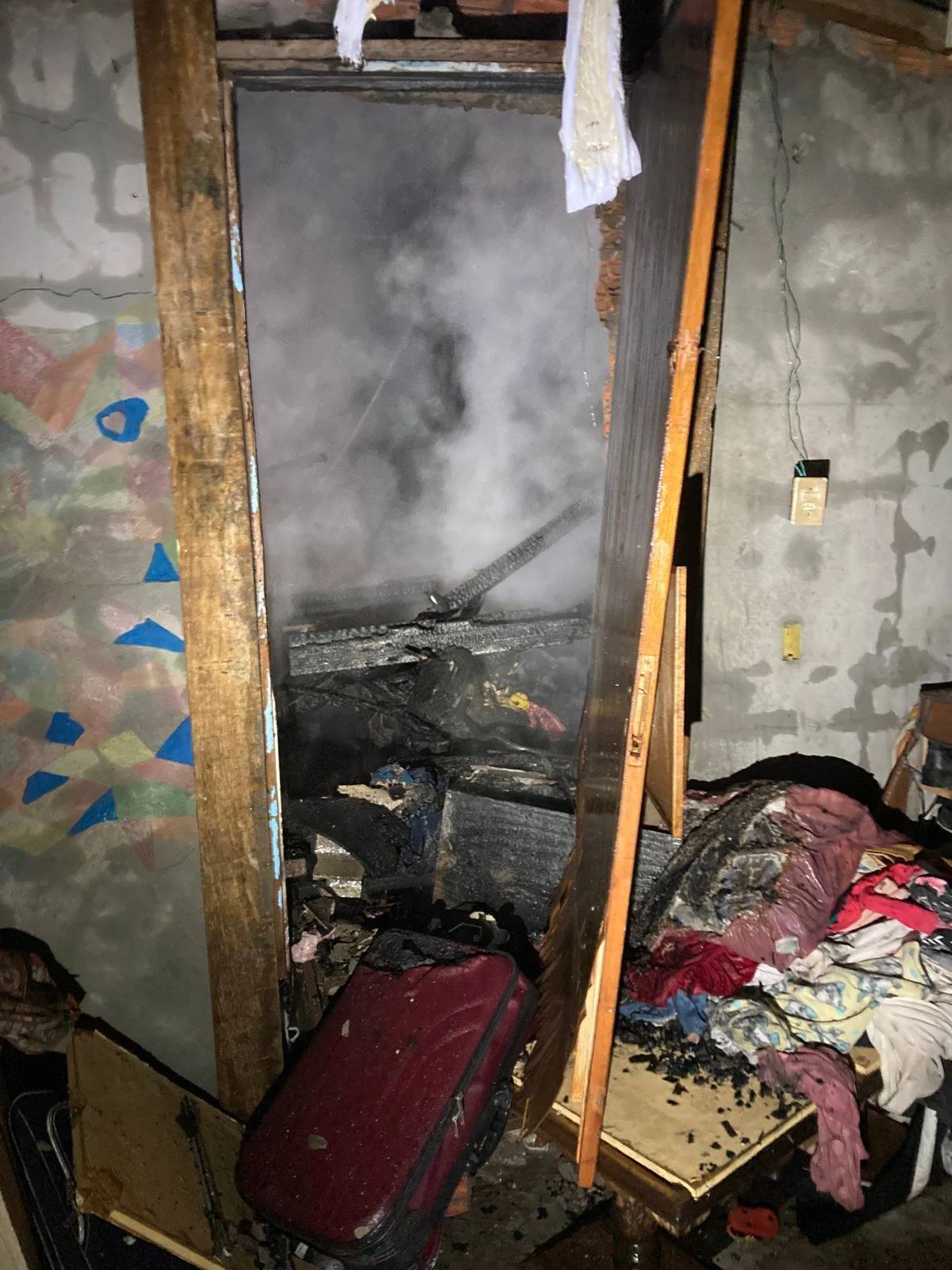 Fotos: incêndio atinge residência e mobiliza bombeiros em Araranguá — foto 1