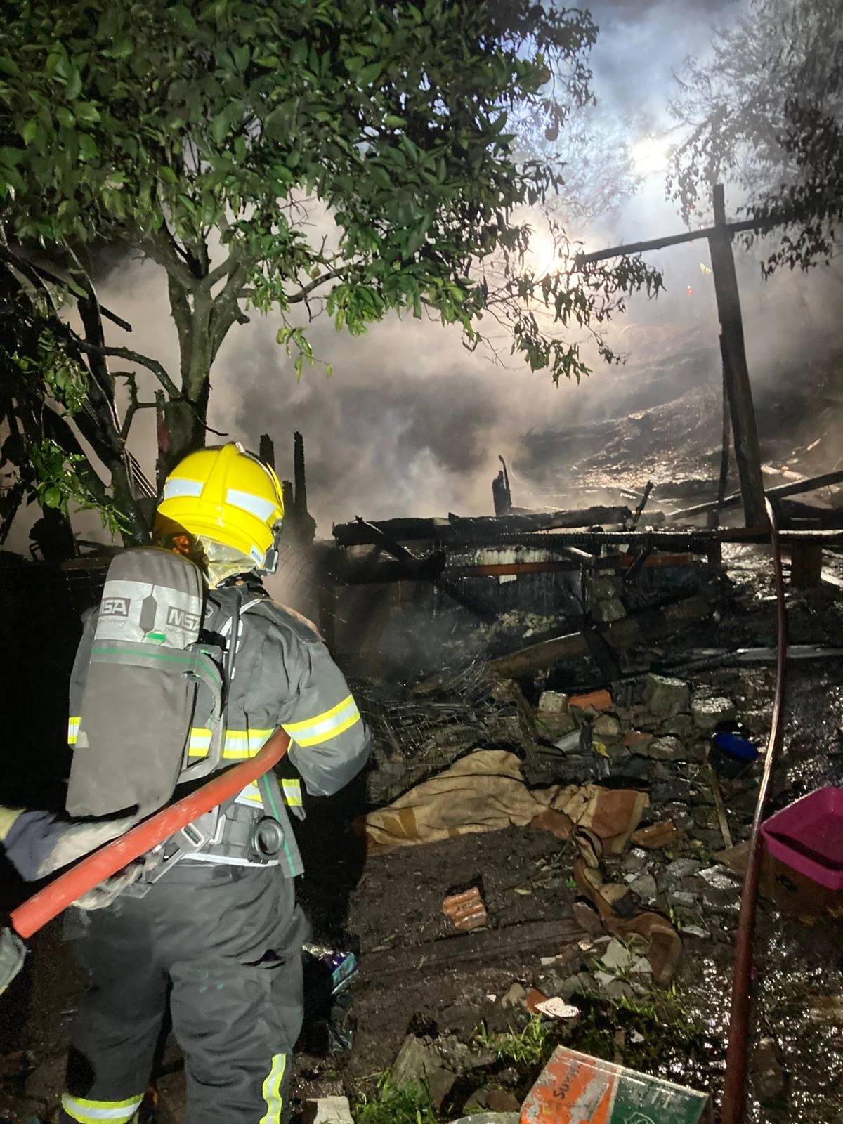 Fotos: incêndio atinge residência e mobiliza bombeiros em Araranguá — foto 8