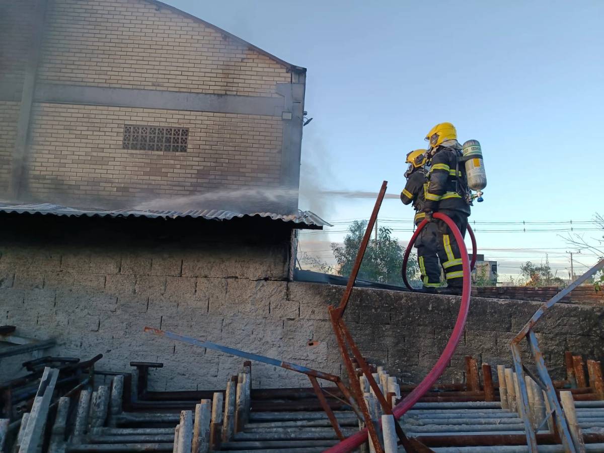 Morro da Fumaça: incêndio danifica depósito e câmara de pintura de indústria — foto 1