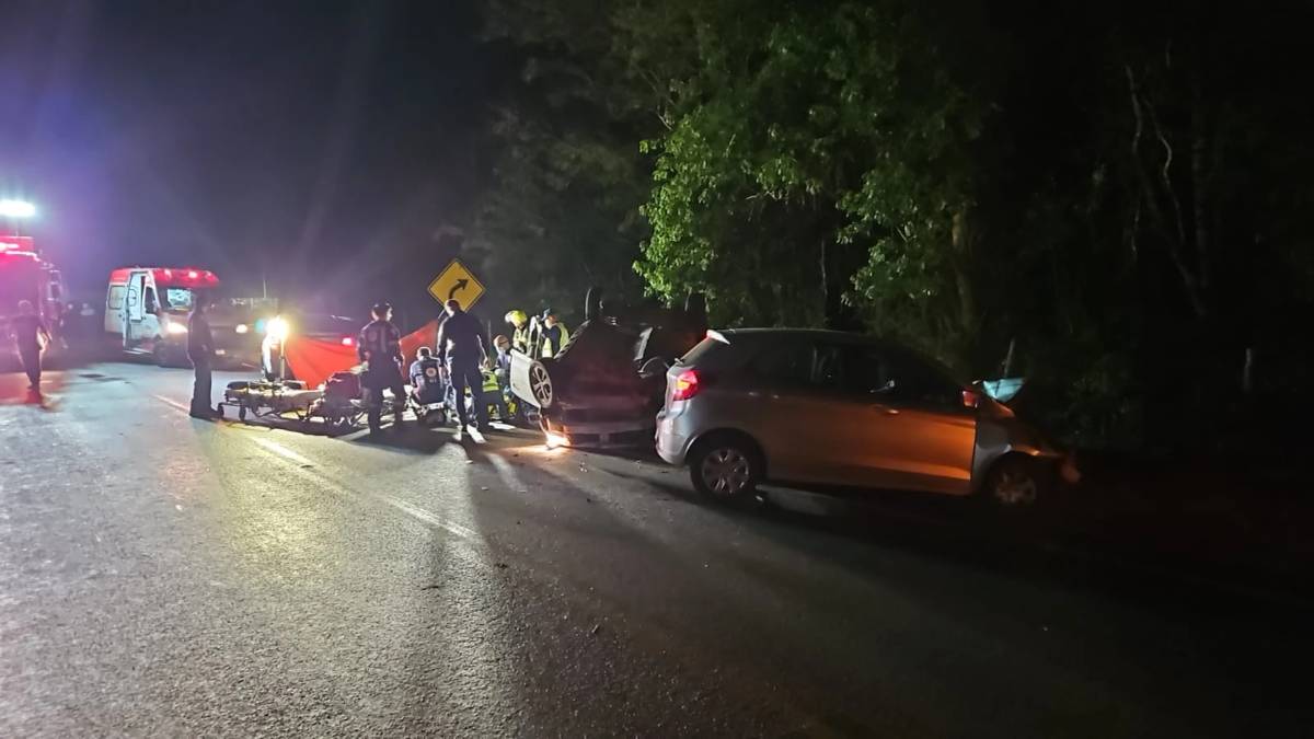 Adolescente fica em estado grave após colisão seguida de capotamento — foto 2