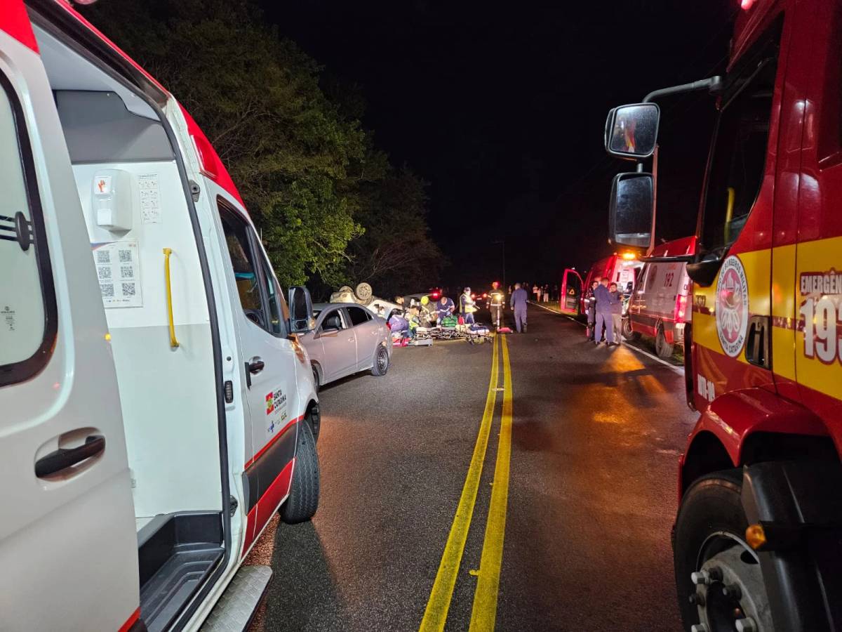 Adolescente fica em estado grave após colisão seguida de capotamento — foto 4