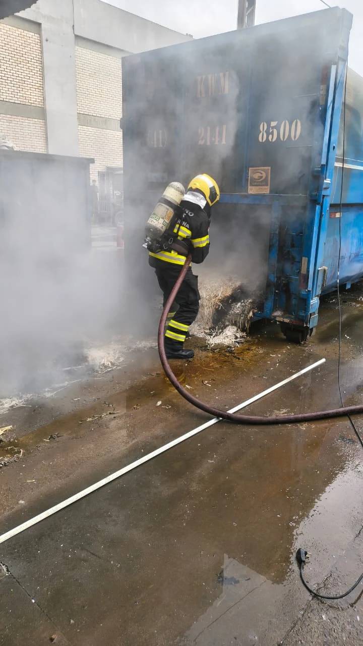 Bombeiros combatem incêndio em empresa gráfica de Tubarão — foto 3