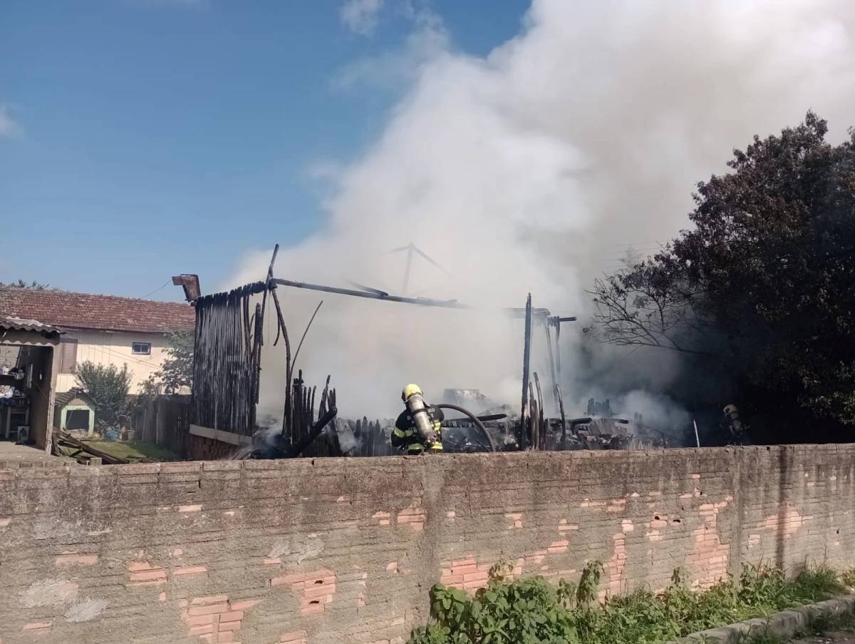 Vídeo: casa é destruída por incêndio em Tubarão — foto 1