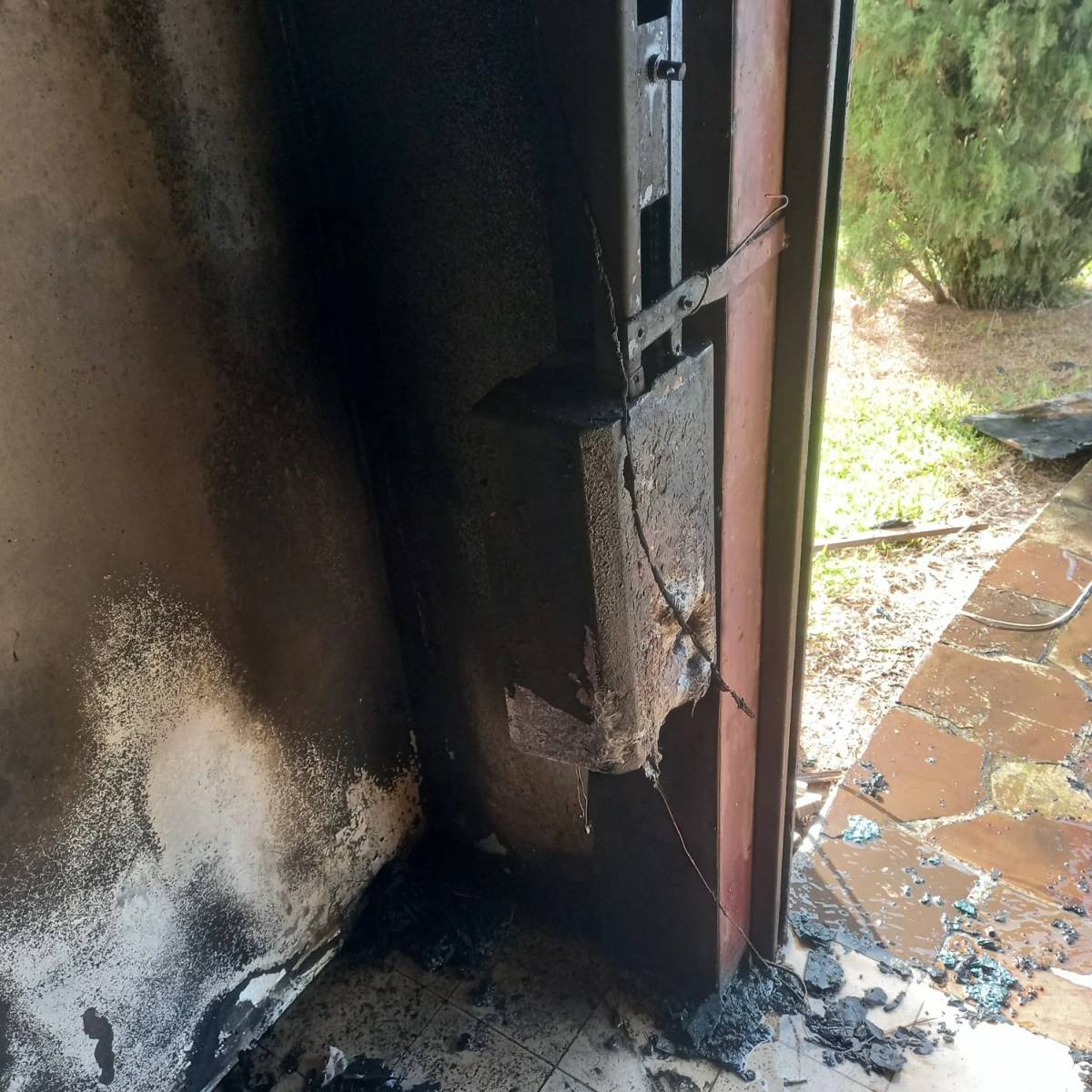 Motor elétrico de portão de garagem pega fogo — foto 1
