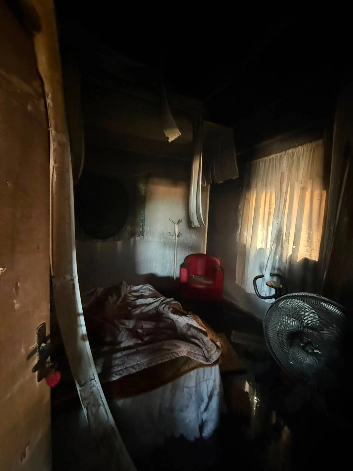 Fogo inicia em colchão e se espalha por casa em Laguna — foto 1