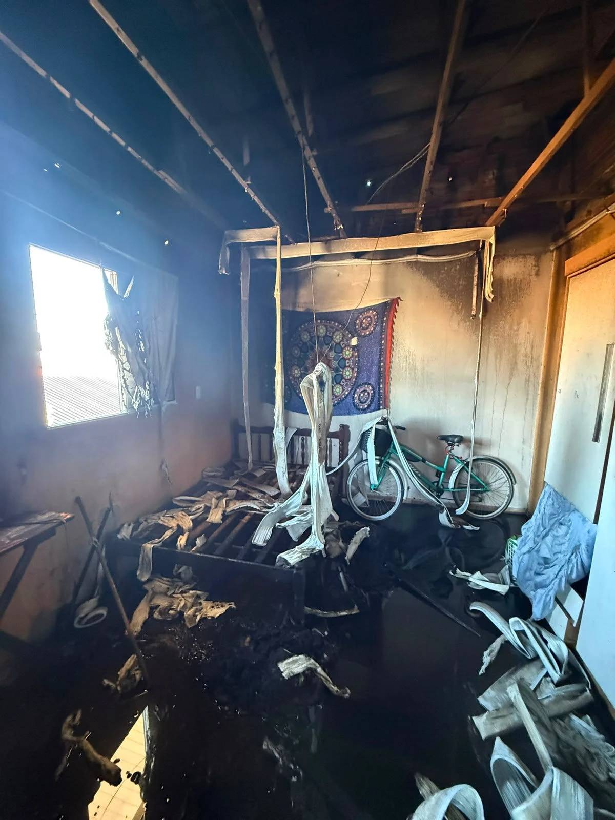 Fogo inicia em colchão e se espalha por casa em Laguna — foto 2