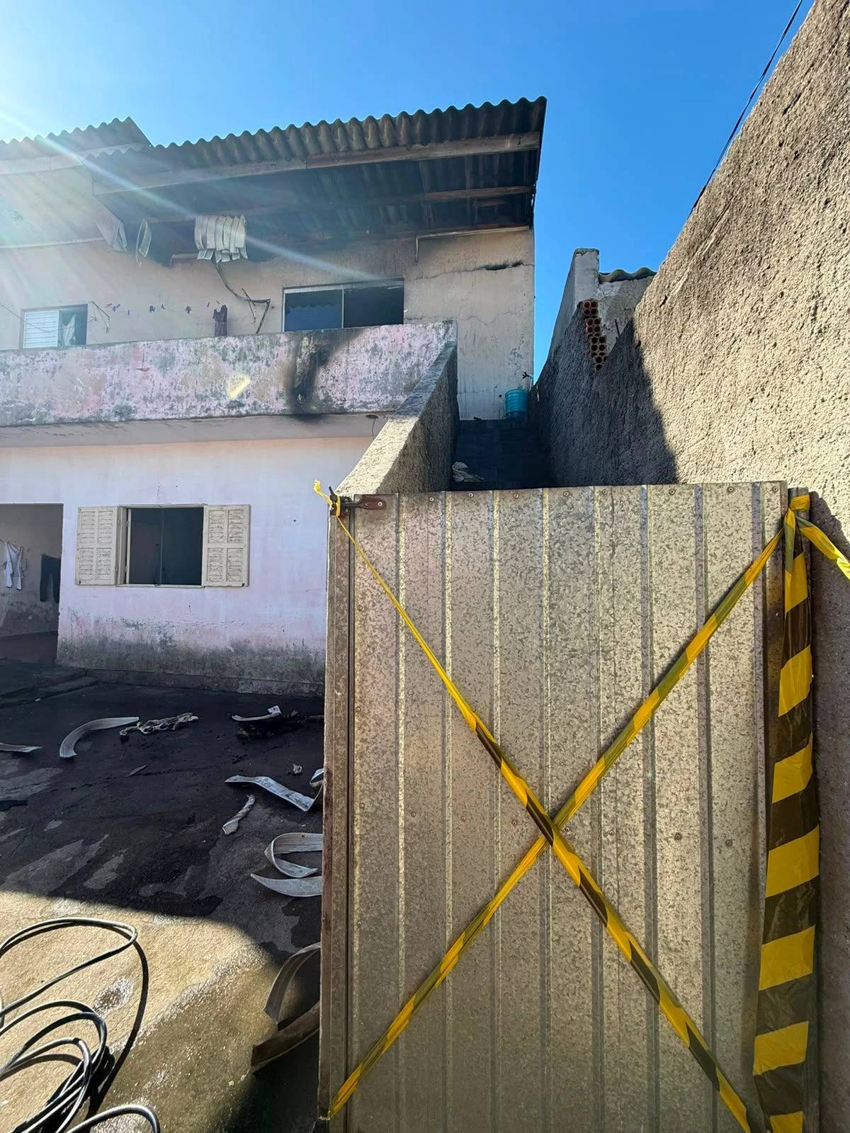 Fogo inicia em colchão e se espalha por casa em Laguna — foto 3