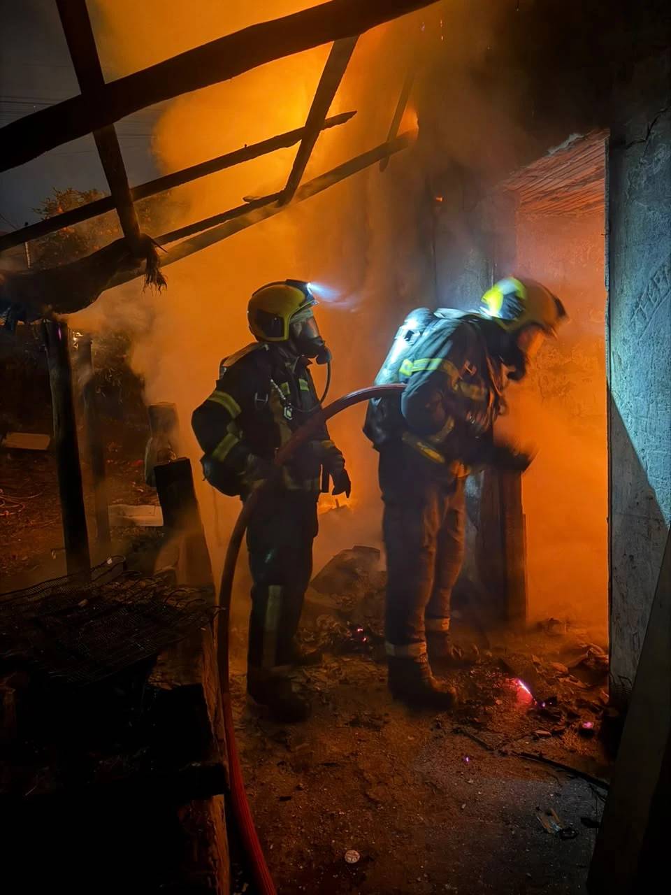 Vídeos: edificação ocupada por pessoas em situação de rua é destruída por incêndio e demolida em Criciúma — foto 2