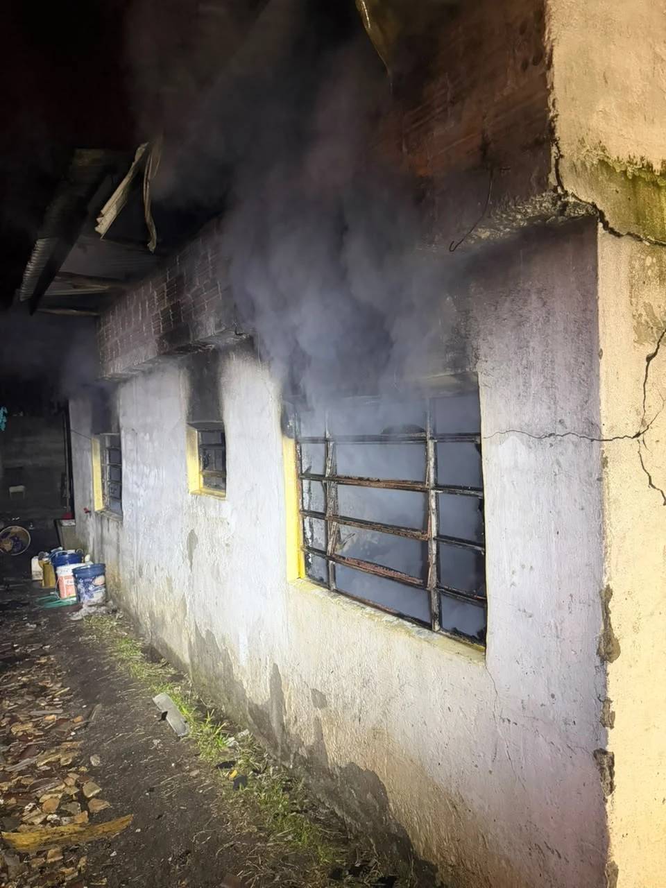 Vídeos: edificação ocupada por pessoas em situação de rua é destruída por incêndio e demolida em Criciúma — foto 1