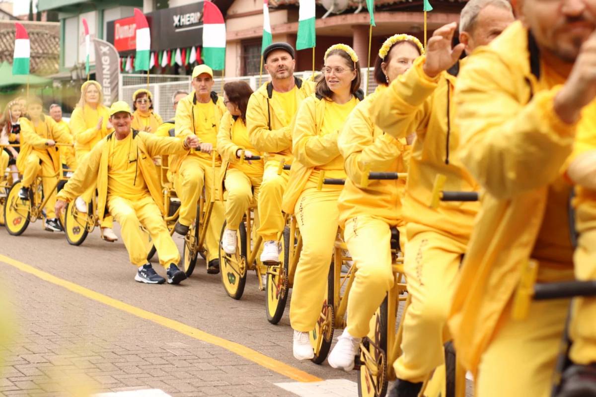 Com canções e desfile, Polentopéia diverte público na Festa da Gastronomia — foto 1