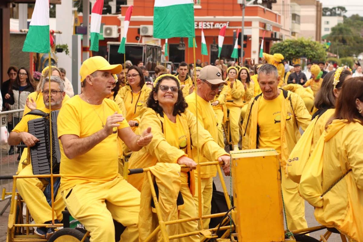 Com canções e desfile, Polentopéia diverte público na Festa da Gastronomia — foto 2