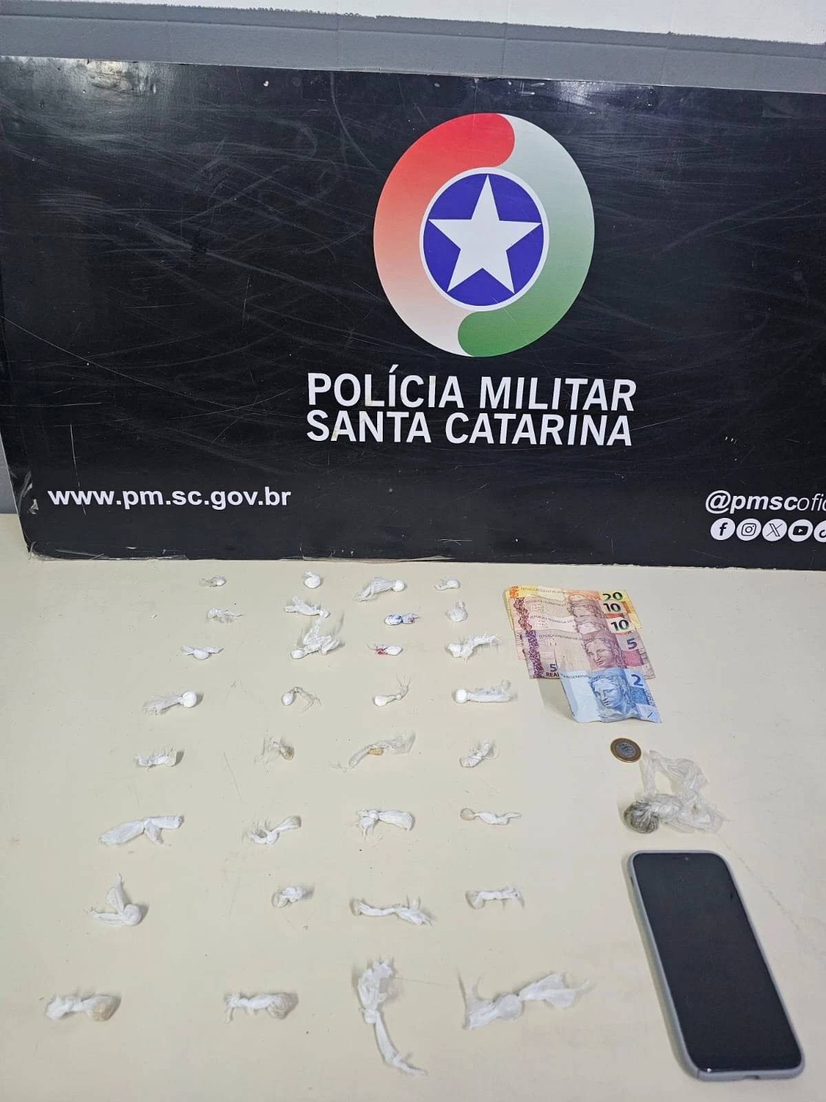 Cão de faro encontra porções de drogas e jovens acabam presos em Criciúma — foto 1