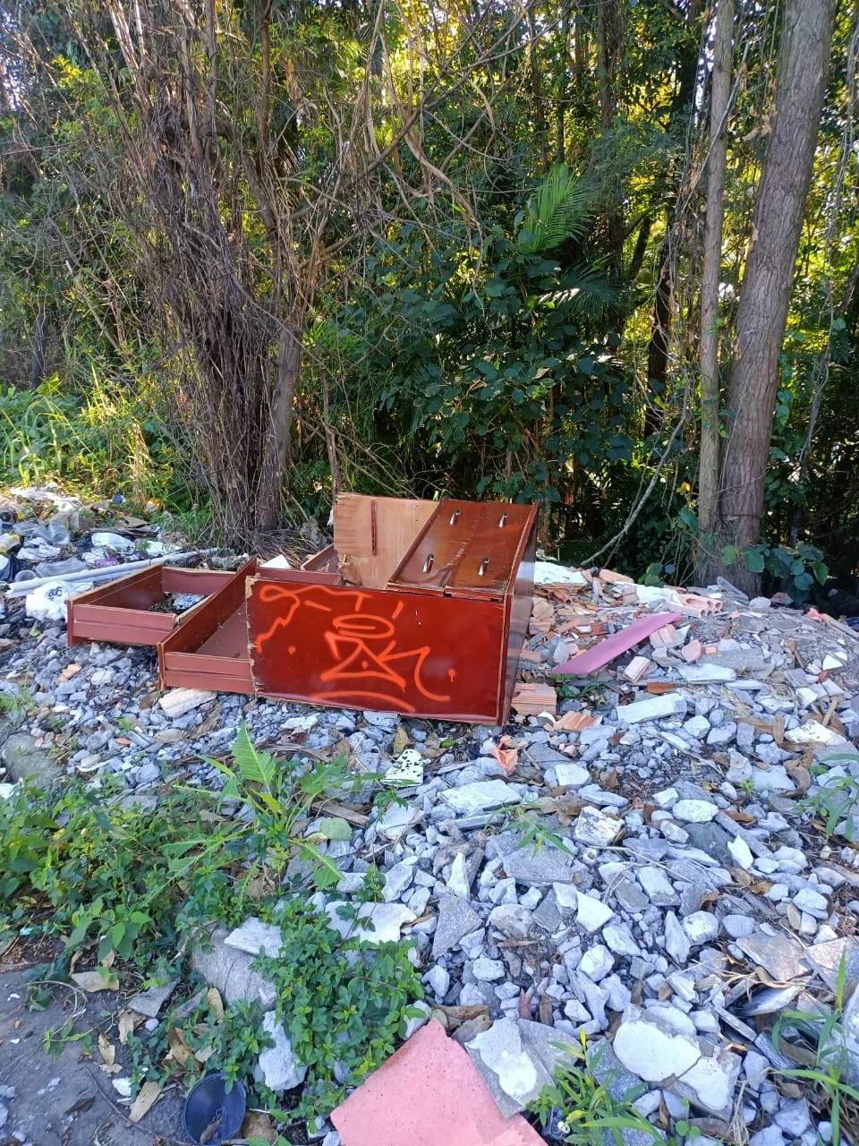 Falta de iluminação e descarte irregular de lixo preocupam moradores em Criciúma — foto 2