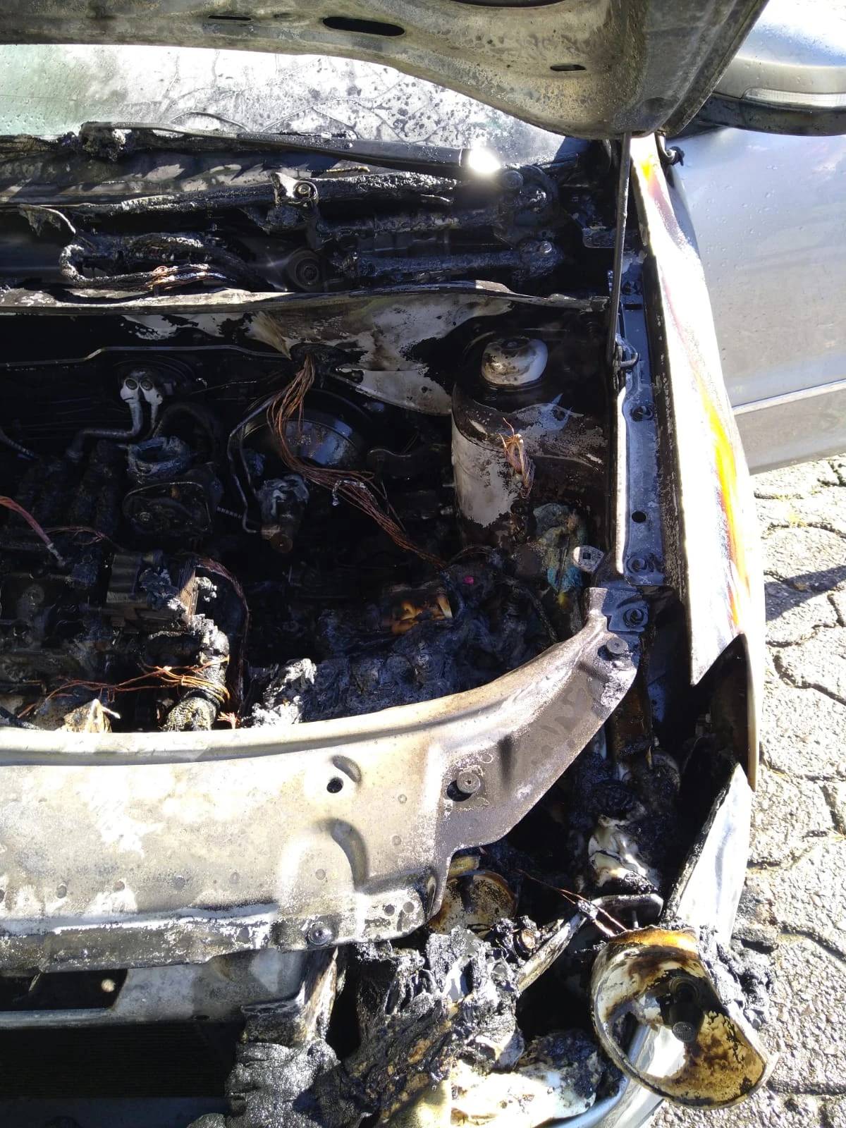 Motor de carro pega fogo em Criciúma — foto 3