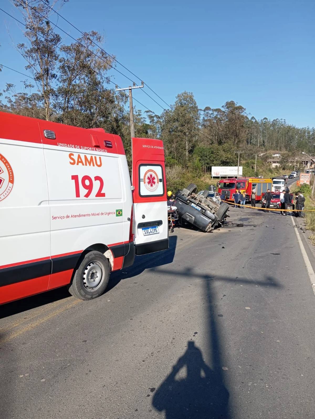 Colisão entre caminhão e dois carros deixa uma pessoa ferida na SC-390 — foto 1