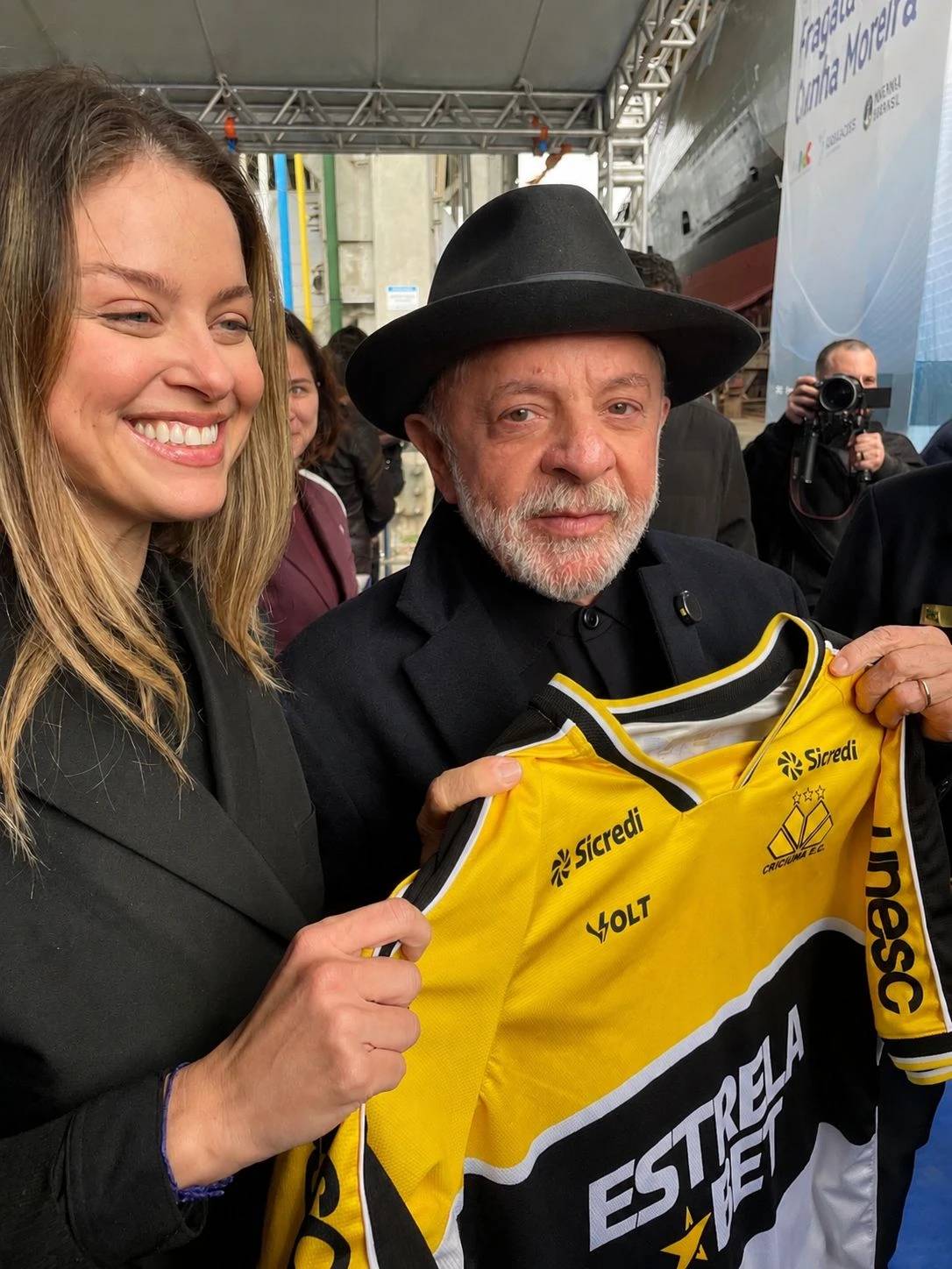Lula recebe camisa do Criciúma durante agenda em Santa Catarina — foto 1