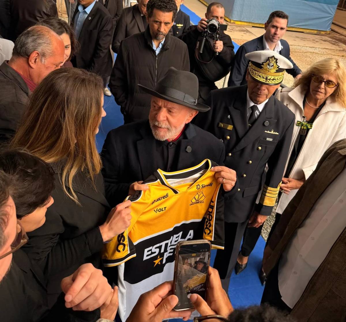 Lula recebe camisa do Criciúma durante agenda em Santa Catarina — foto 2