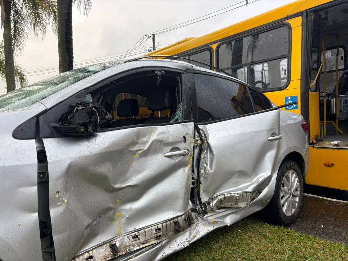 Fotos: amarelinho colide contra carro na avenida Centenário, em Criciúma — foto 2