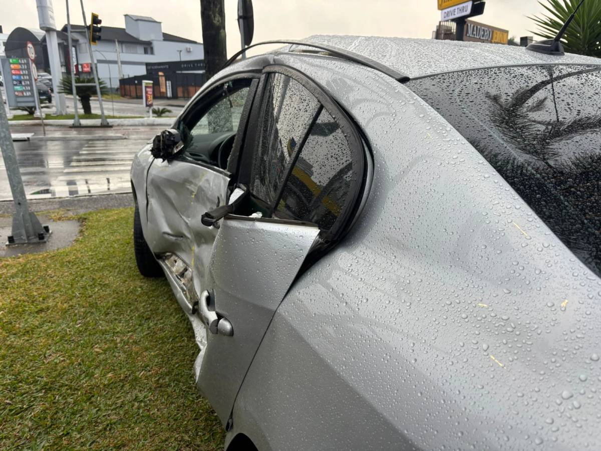 Fotos: amarelinho colide contra carro na avenida Centenário, em Criciúma — foto 1