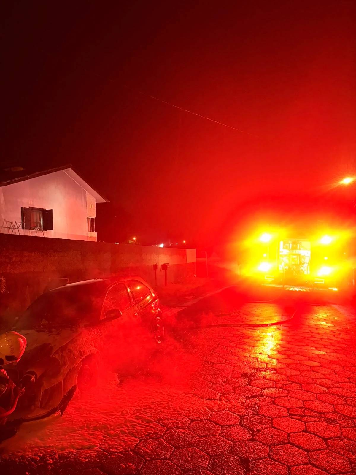 Carro é parcialmente destruído por incêndio em Cocal do Sul — foto 1