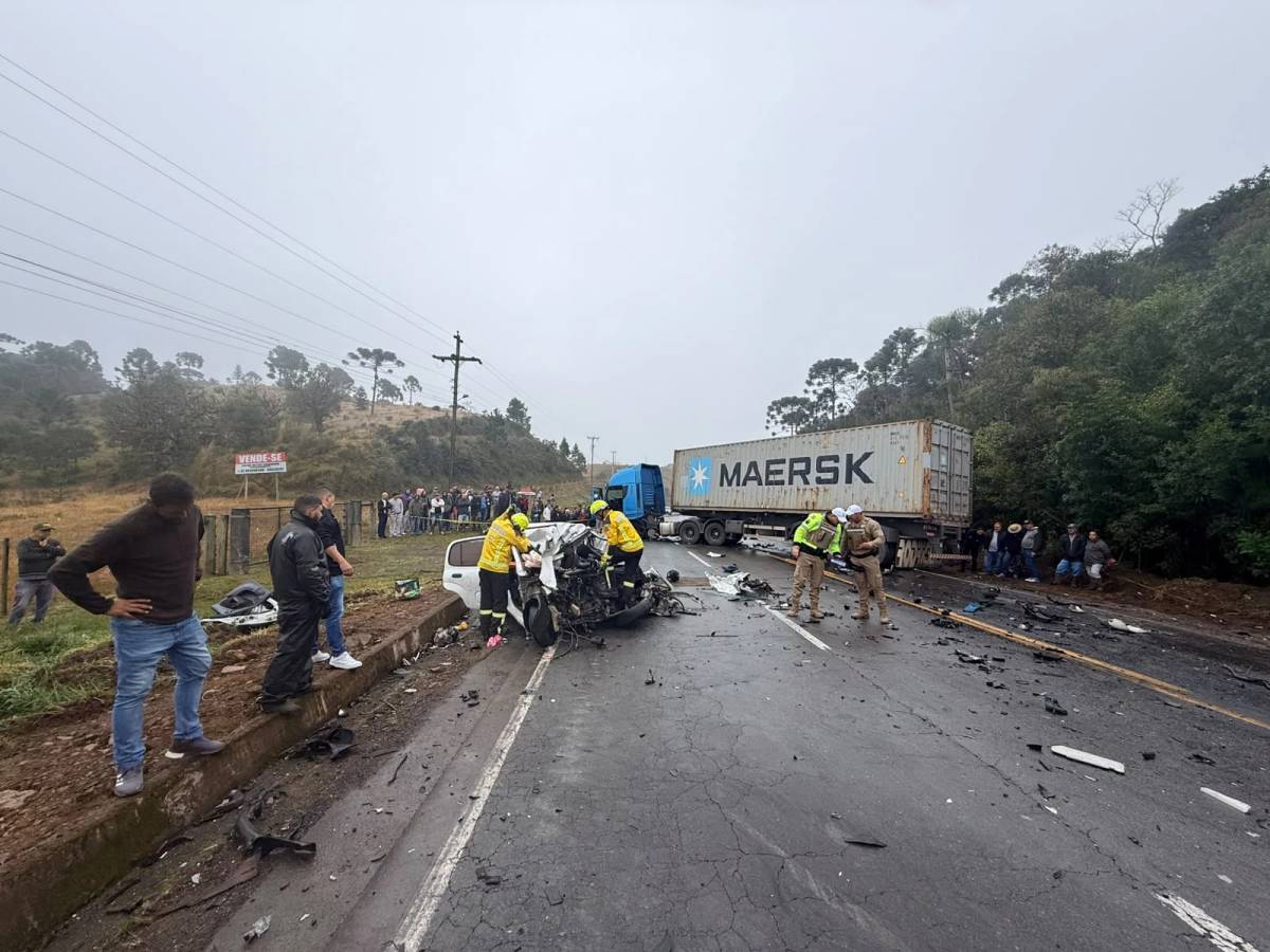 Serra Dona Francisca: colisão frontal entre caminhão e carro deixa três mortos — foto 3