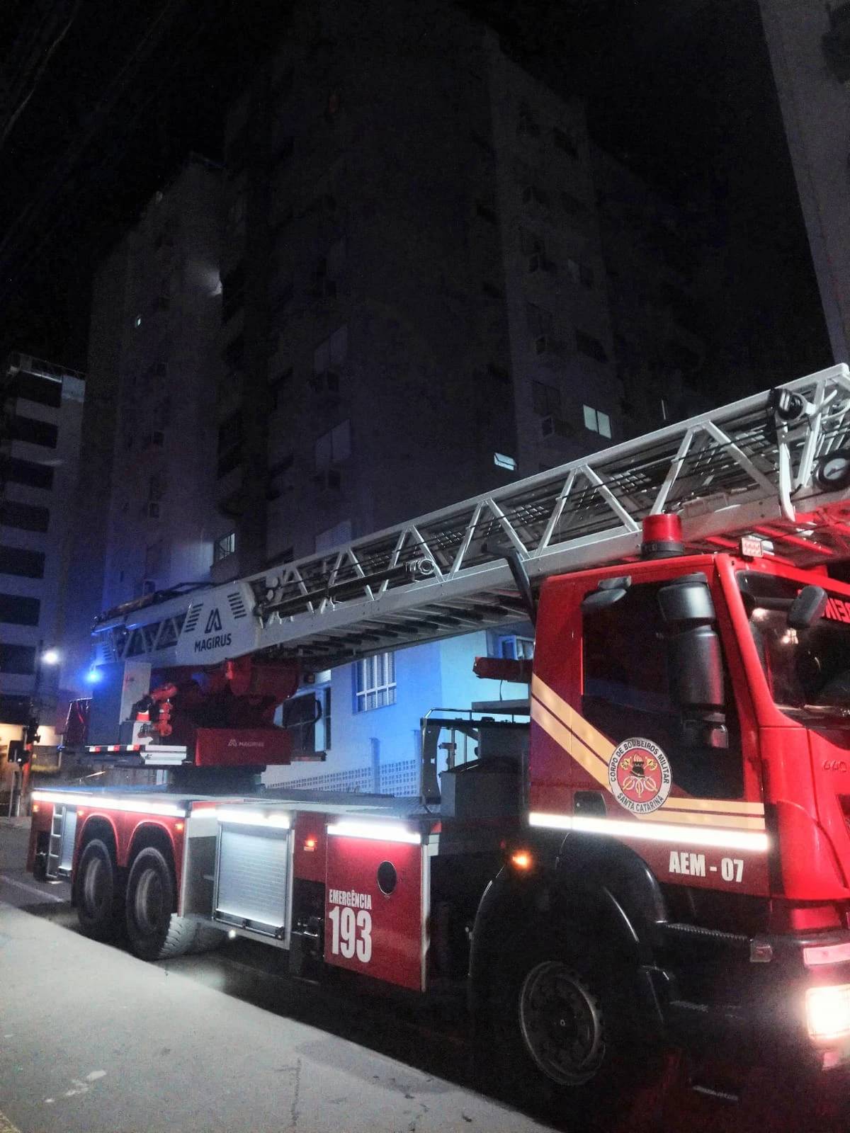 Incêndio em cobertura mobiliza Corpo de Bombeiros no Centro de Criciúma — foto 5