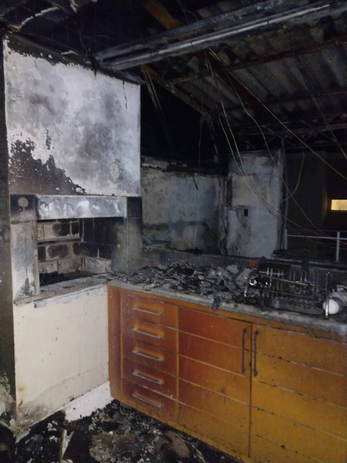 Incêndio em cobertura mobiliza Corpo de Bombeiros no Centro de Criciúma — foto 1
