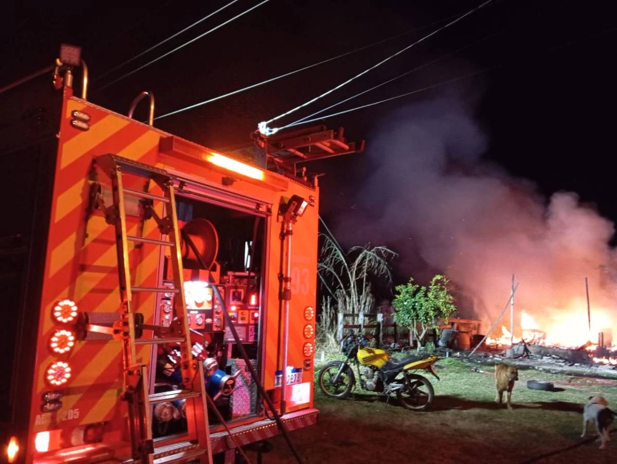 Casa de madeira é destruída por incêndio em Sombrio — foto 1