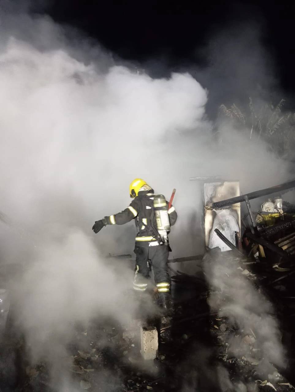 Casa de madeira é destruída por incêndio em Sombrio — foto 2