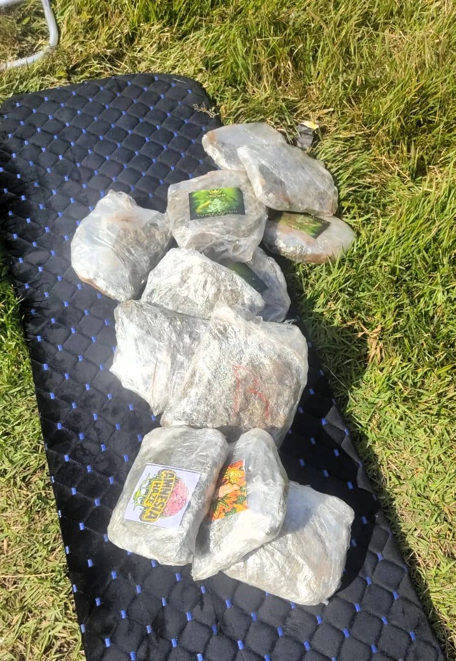 Vídeos e fotos: PRF apreende 30 quilos de drogas escondidos em compartimentos de carro na BR-101 — foto 1