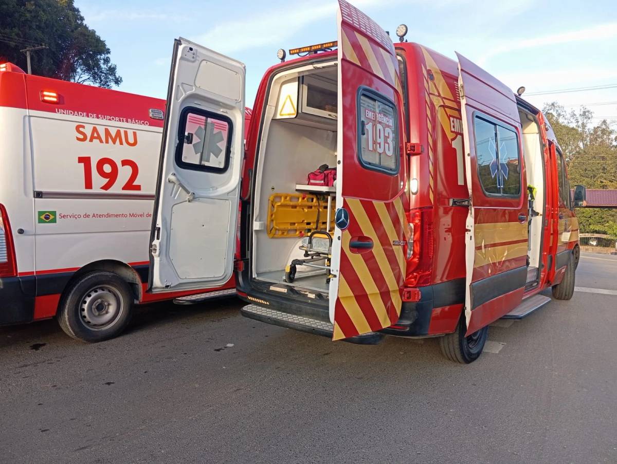 Mulher é encaminhada ao hospital após colisão entre carros — foto 1