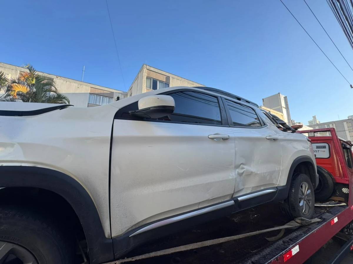 Fotos: colisão entre dois carros é registrada em cruzamento da área central de Criciúma — foto 1