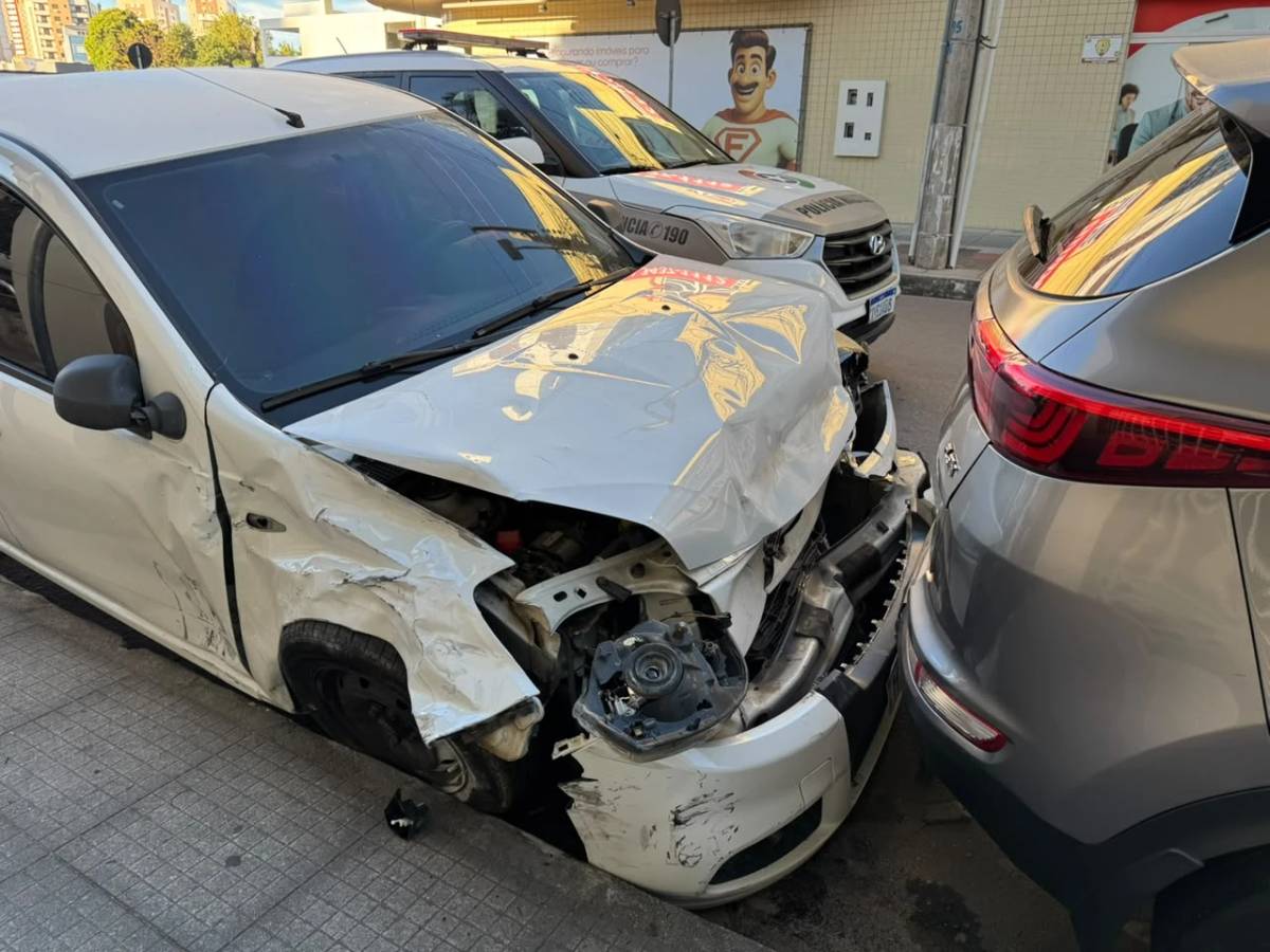 Fotos: colisão entre dois carros é registrada em cruzamento da área central de Criciúma — foto 2