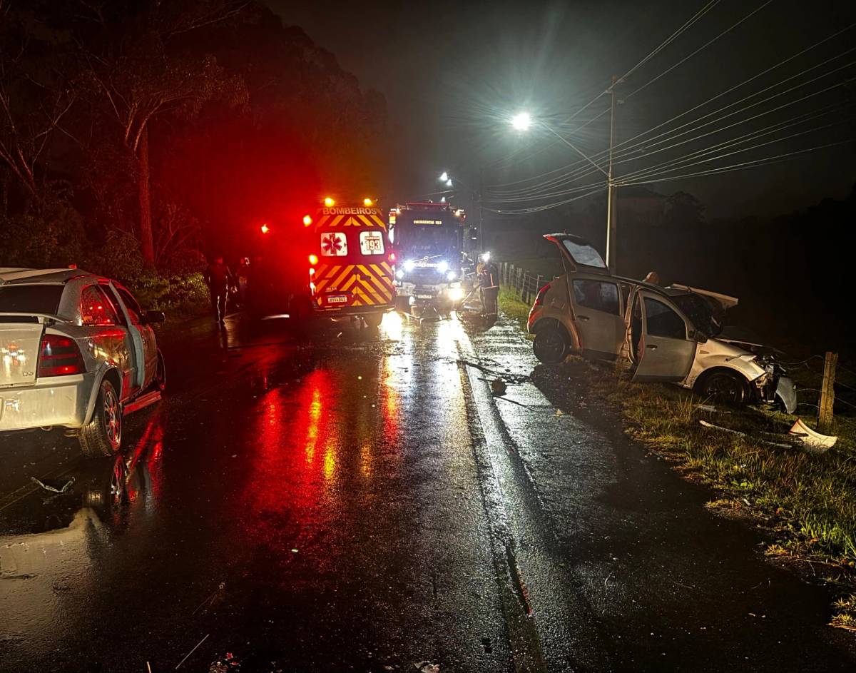 Fotos: colisão frontal seguida de batida contra moto deixa duas pessoas feridas em Criciúma — foto 1