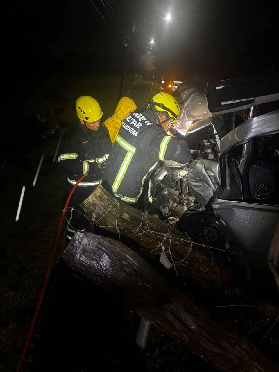 Fotos: colisão frontal seguida de batida contra moto deixa duas pessoas feridas em Criciúma — foto 2