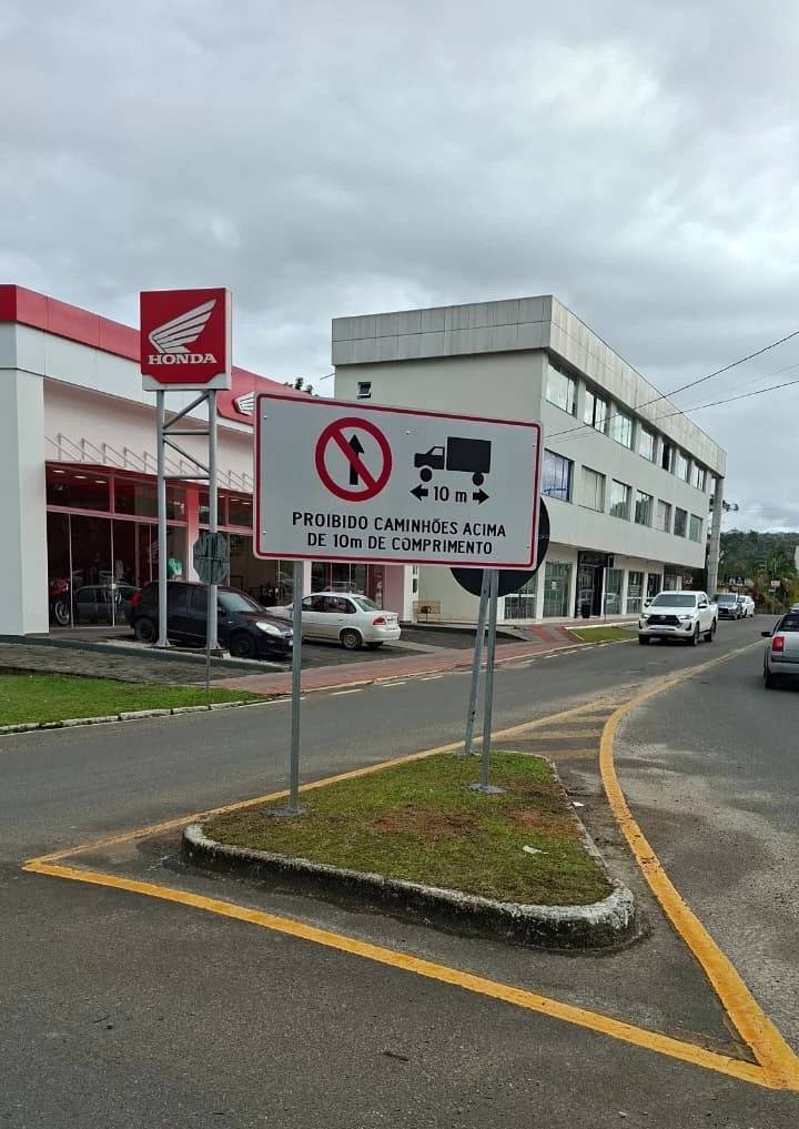 Caminhões com mais de 10 metros de comprimento estão proibidos de circular no Centro de Urussanga — foto 2