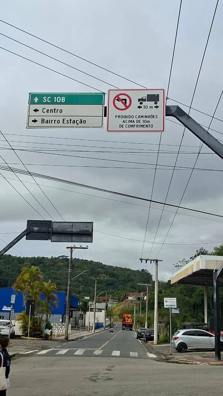 Caminhões com mais de 10 metros de comprimento estão proibidos de circular no Centro de Urussanga — foto 1