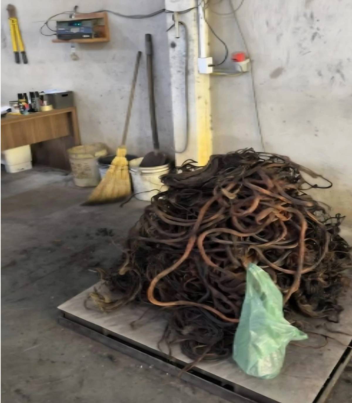 Dupla abordada em Criciúma é presa após PM localizar mais de 150 quilos de fios de cobre furtados — foto 1