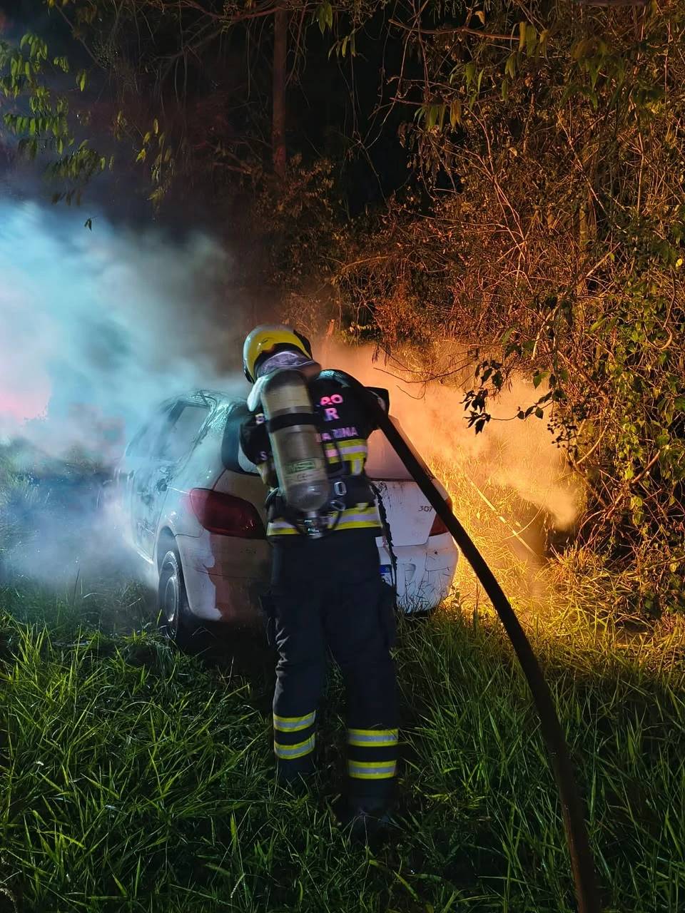 Carro é destruído após ser atingido por incêndio em Tubarão — foto 2