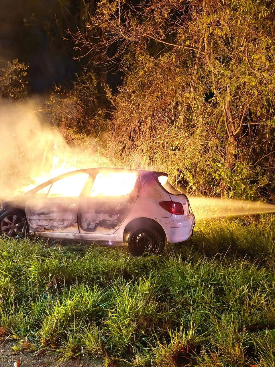 Carro é destruído após ser atingido por incêndio em Tubarão — foto 1