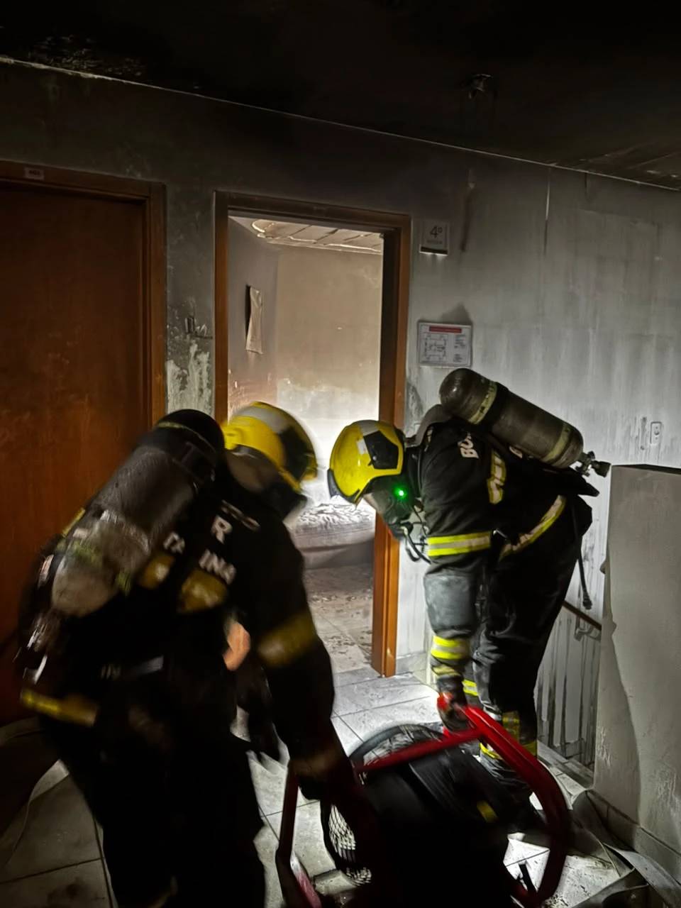 Moradora é encaminhada ao hospital após incêndio atingir apartamento em Criciúma — foto 3