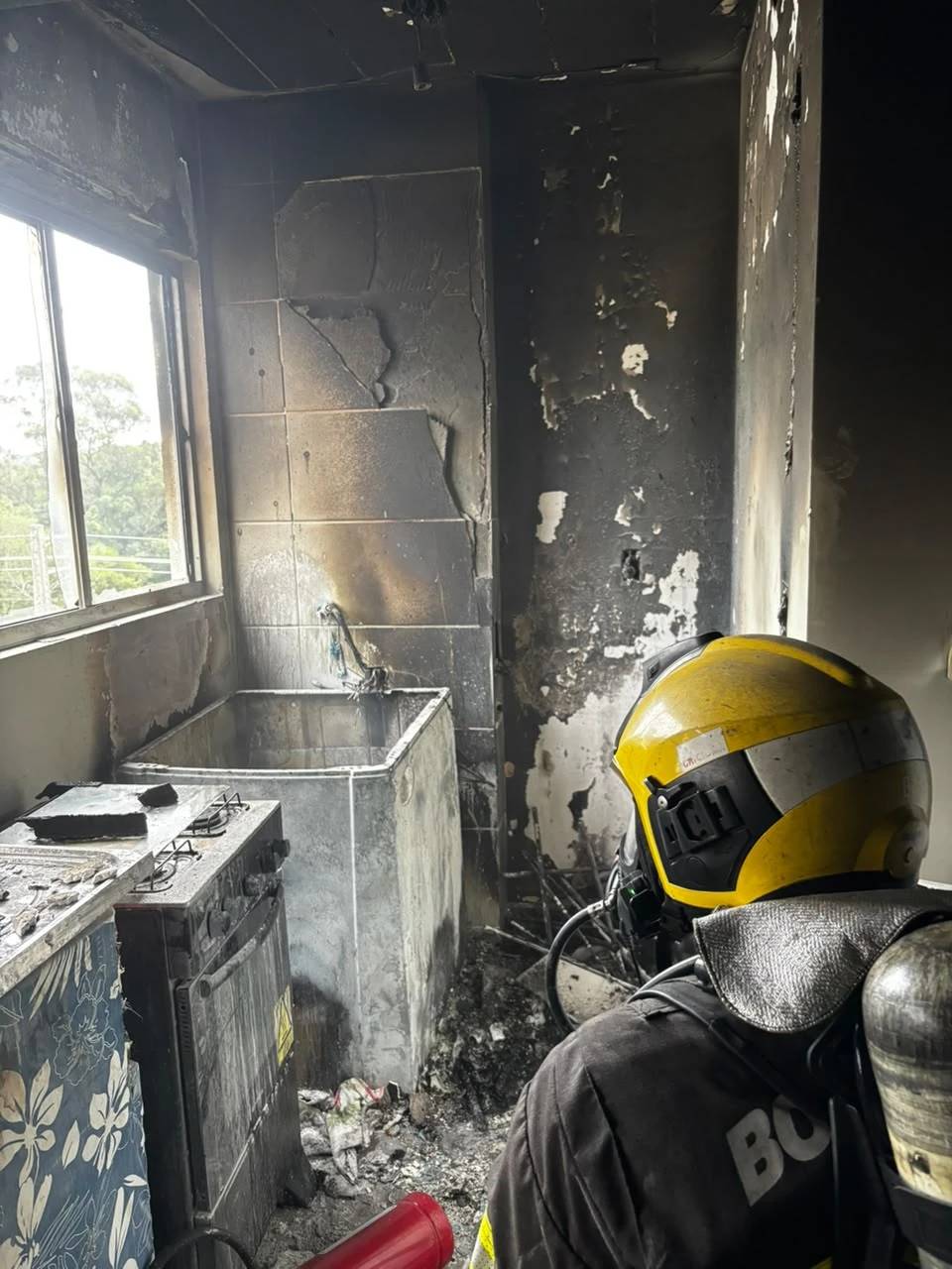 Moradora é encaminhada ao hospital após incêndio atingir apartamento em Criciúma — foto 2