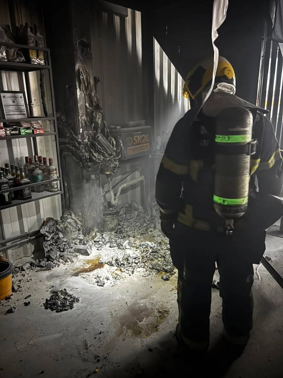 Moradora é encaminhada ao hospital após incêndio atingir apartamento em Criciúma — foto 1