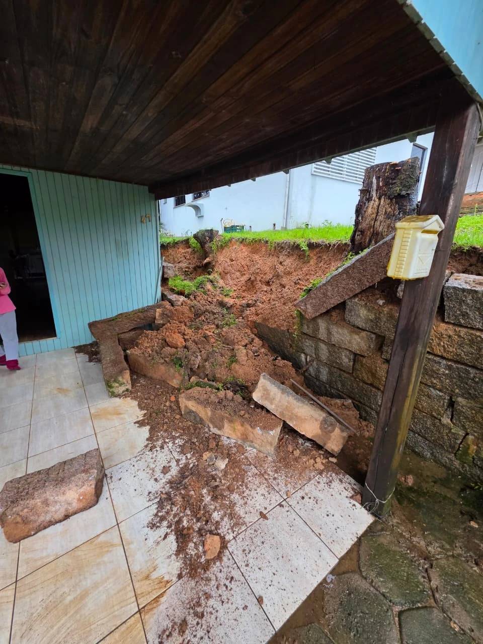 Queda de muro em residência de Braço do Norte | Defesa Civil de Tubarão