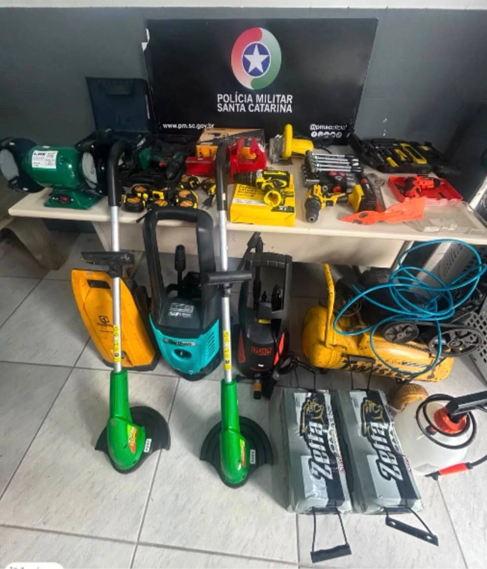 Mulher é flagrada com arma falsa e diversos equipamentos furtados de empresa em Criciúma — foto 1