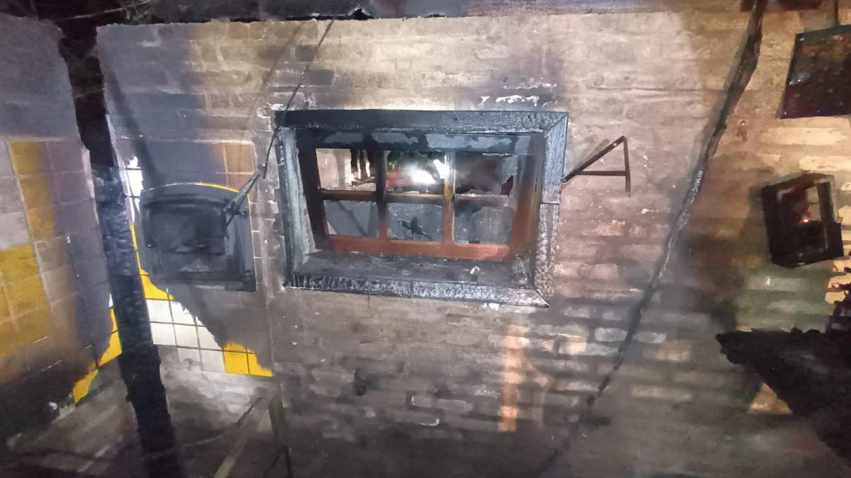 Fotos: incêndio destrói cozinha de estabelecimento comercial em Imbituba — foto 2