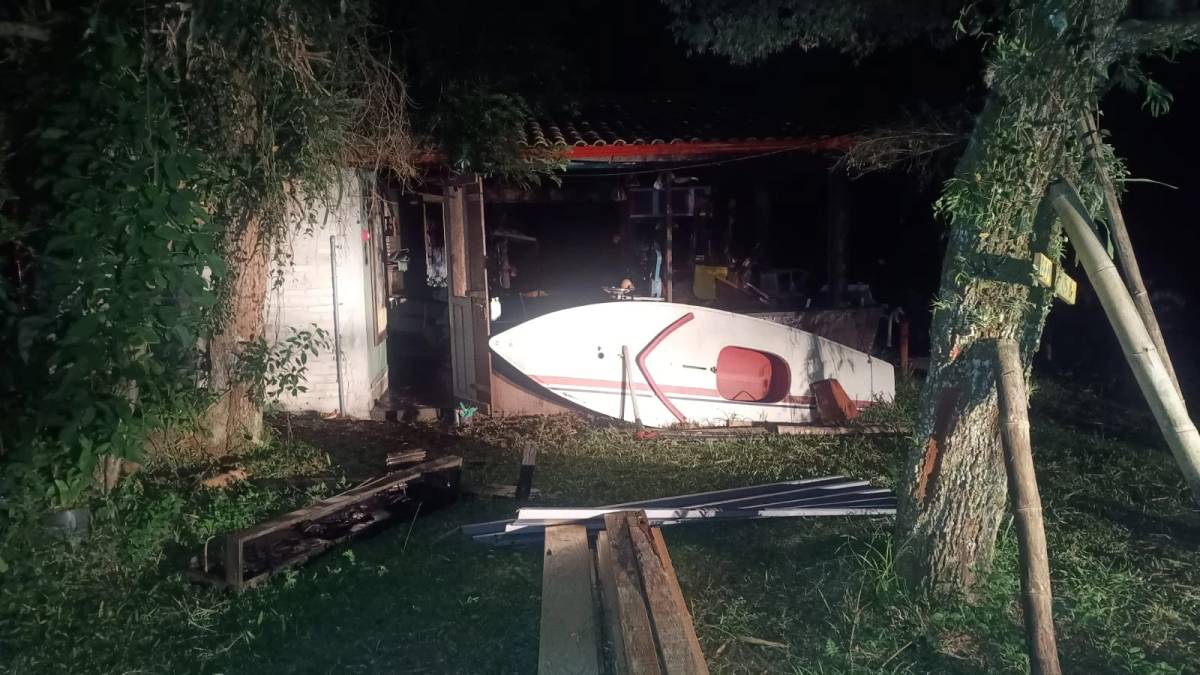 Fotos: incêndio destrói cozinha de estabelecimento comercial em Imbituba — foto 7