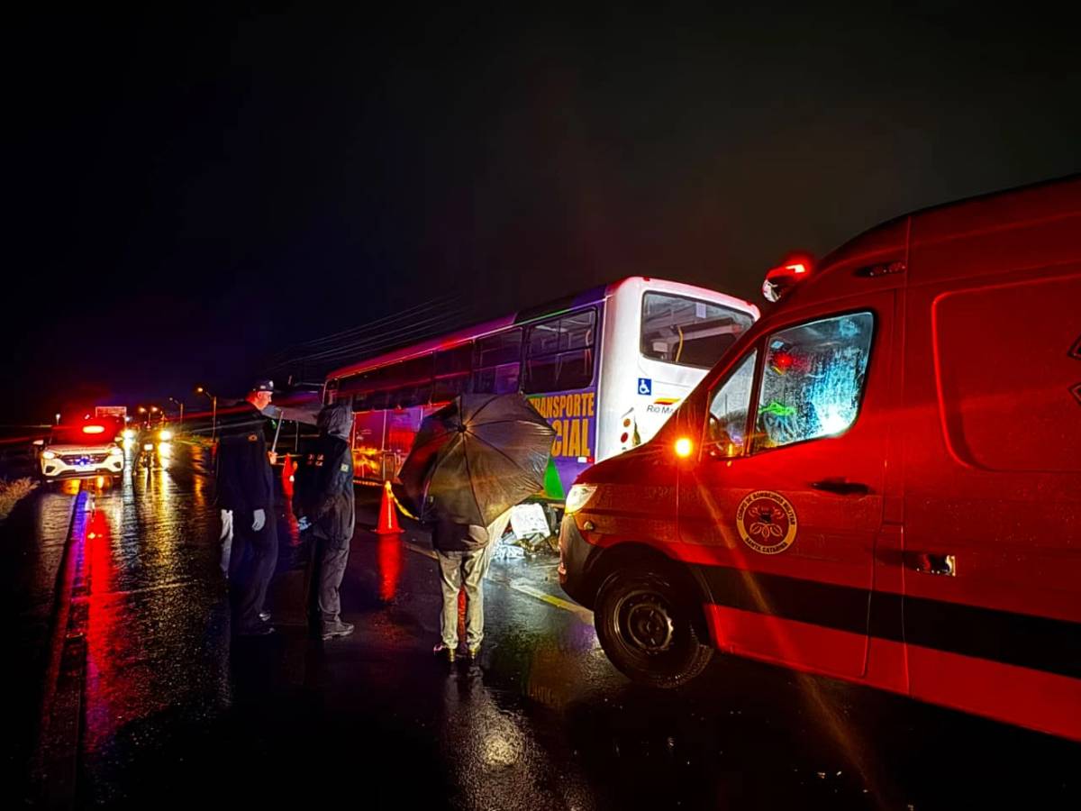 Jovem morre após colisão entre ônibus e motocicleta em Forquilhinha — foto 1