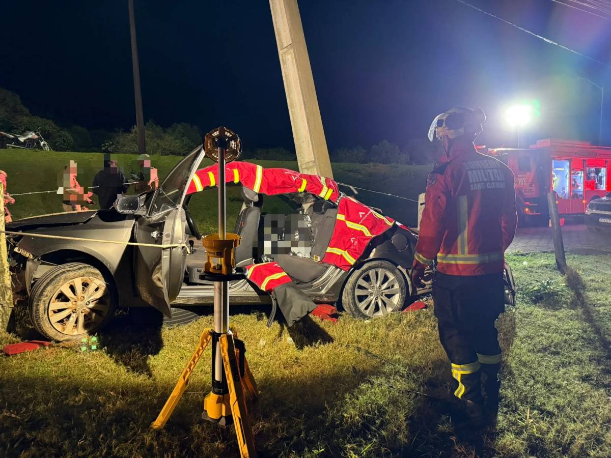 Mulher morre e outra fica gravemente ferida após carro colidir contra poste — foto 1
